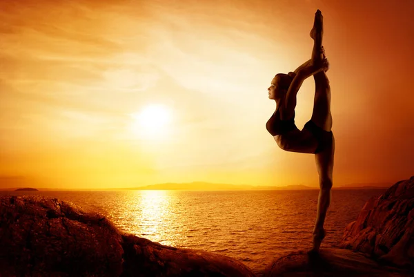 Sunset Beach Kadın Spor Egzersizi Deniz Kıyısında Esnek Yoga Kız — Stok fotoğraf