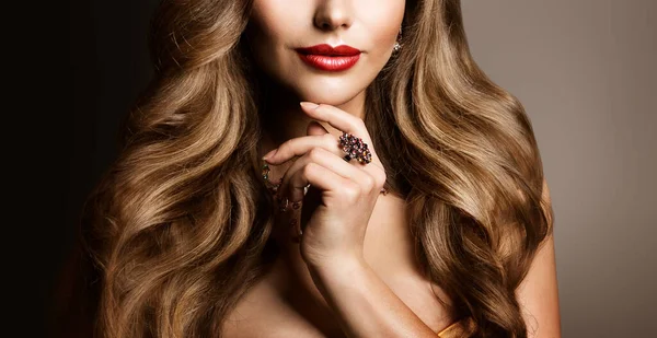 Žena Krása Módní Model Červené Rty Make Dlouhé Vlnité Vlasy — Stock fotografie