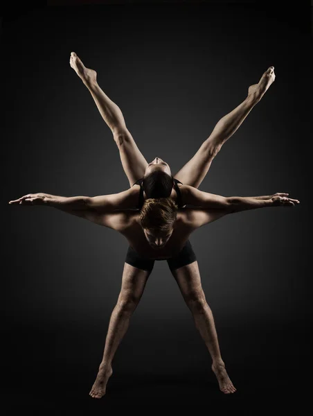 Bailarinos Ballet Moderna Bailarina Casal Posando Sobre Fundo Cinza — Fotografia de Stock