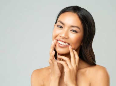 Kusursuz Beyaz Dişli Gülümseyen Mutlu Asyalı Kadın. Kadın Dudakları Tedavisi. Ağız Bakımı. Güzel Koreli Kız Plastik Cerrahi. Cilt Doldurucu ve Dudak Geliştirme ile Yüzleş. Kalıcı Makyaj