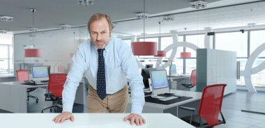 Ciddi üst düzey yönetici