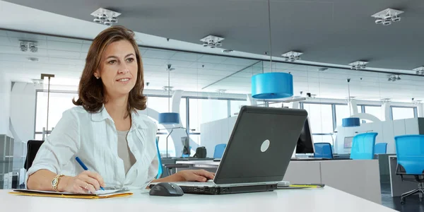 Frau arbeitet an modernem Büro — Stockfoto