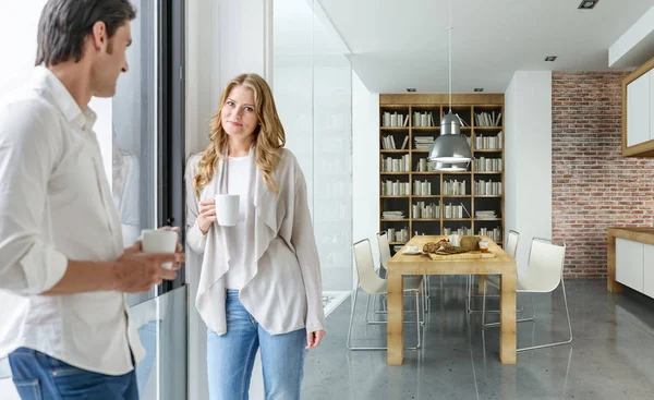 Casal tomando café em uma casa moderna — Fotografia de Stock