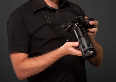 Siyahlı bir adam kamerasını kontrol etti.