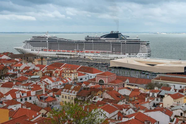 Kryssningsfartyg i Lissabon — Stockfoto