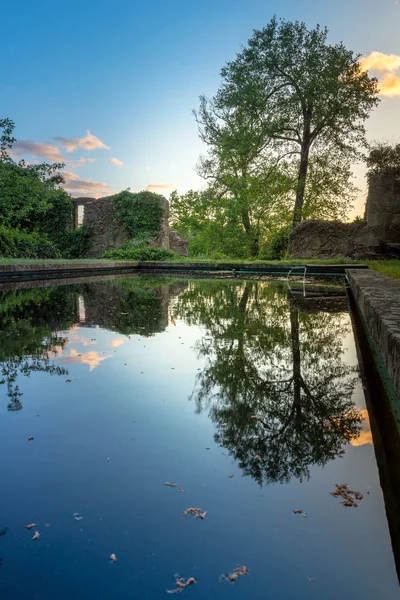 Pool and ruins at sunset — Stock Photo, Image