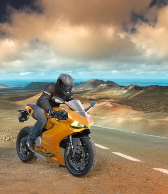 Bir volkanik manzara üzerinde Biker