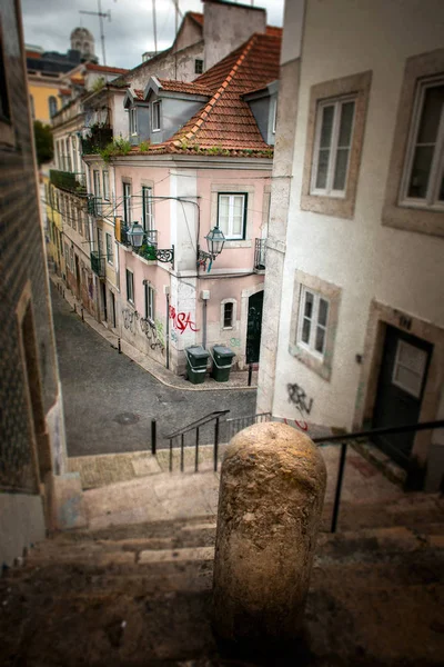 Strada ripida a Lisbona — Foto Stock