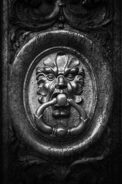 Siyah-beyaz eski pirinç tokmak