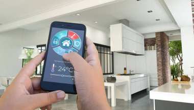 Bir akıllı telefon uygulaması tarafından kontrol edilen modern bir iç mekanın 3D görüntülenmesi