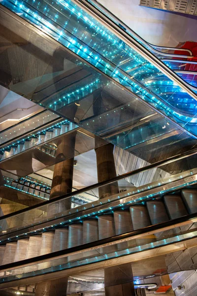 那不勒斯地铁自动扶梯 有大量的复制空间 — 图库照片