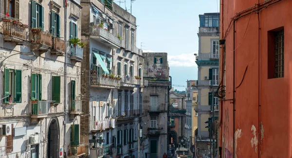 Τυπικό Δρόμο Στη Νάπολη Πηγαίνει Κάτω — Φωτογραφία Αρχείου