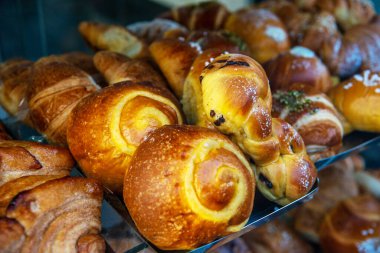 Vitrindeki tipik Napoli hamur işleri.