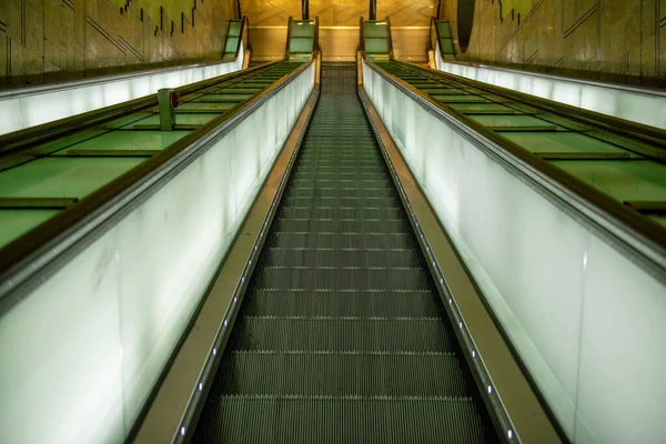 Escalator Coborând Diminuând Perspectiva — Fotografie, imagine de stoc