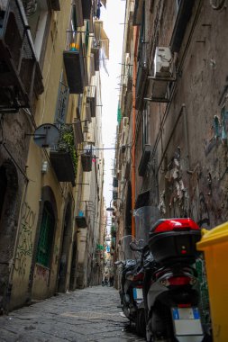 Napoli şehir merkezinde tipik dar bir sokak.