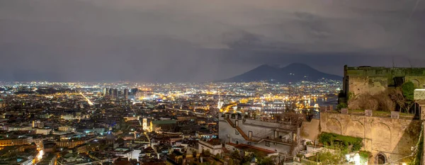 背景にヴェスヴィオと夜のナポリのパノラマビュー — ストック写真
