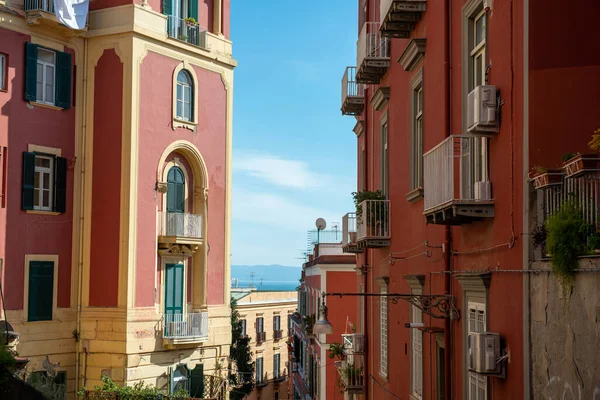 Rua Íngreme Estreita Com Escadas Nápoles Descendo Para Mar — Fotografia de Stock