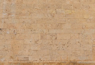 Arka plan ve dokular için ideal külleri olan eski taş bir duvar.