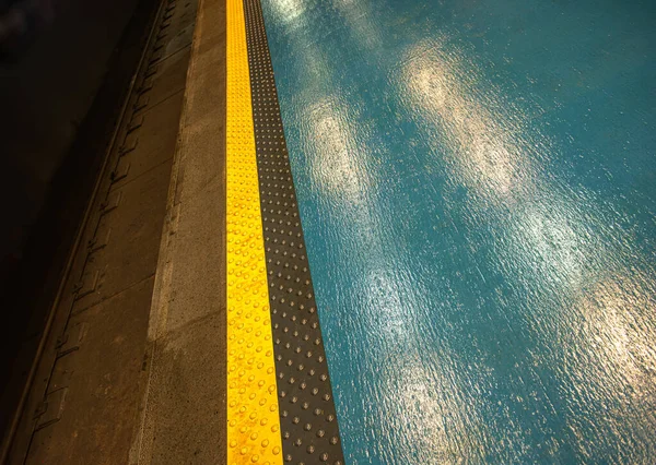 Terreno Metrô Incluindo Plataforma Trilhos Ferroviários — Fotografia de Stock