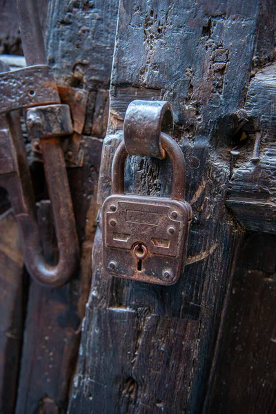 Παλιά Σκουριασμένη Σιδερένια Κλειδαριά Μια Αρχαία Ξύλινη Πόρτα — Φωτογραφία Αρχείου