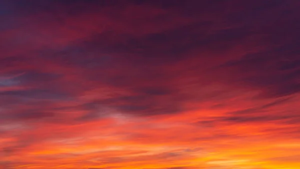 Roter Bewölkter Himmel Der Abenddämmerung Mit Einem Aufziehenden Sturm Ideal — Stockfoto