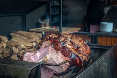 Domuz eti odun ateşinde kavruluyor.