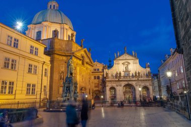 Prag 'da kubbeli ve IV. Charles heykelli güzel bir meydanın gece manzarası.