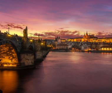 Prag 'da eski bir kasaba köprüsü Kış akşamında