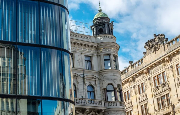 プラハにある古い建物とモダンな建物との対比 — ストック写真