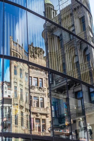 Beautiful Ancient Building Reflecting Glass Facade Modern One — Stock Photo, Image