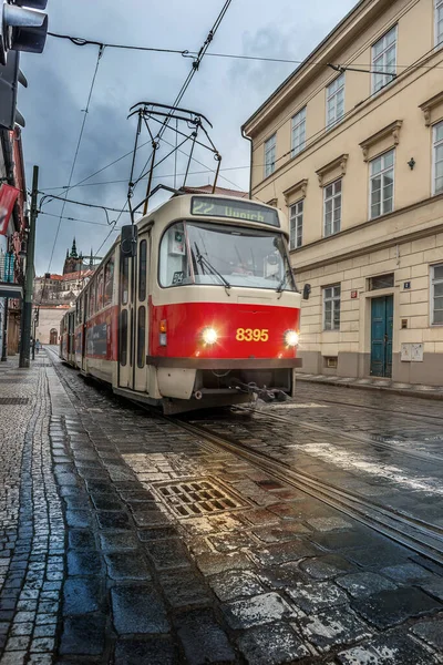 Rode Tram Praag Een Regenachtige Dag — Stockfoto