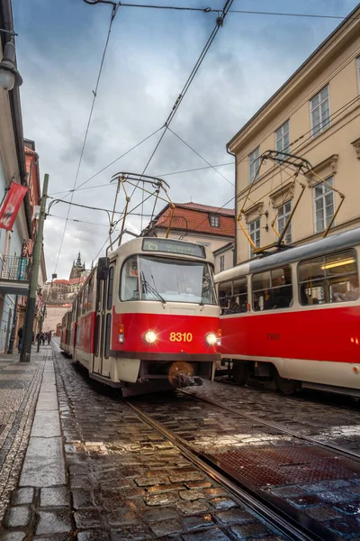雨の日にプラハの赤い路面電車 — ストック写真