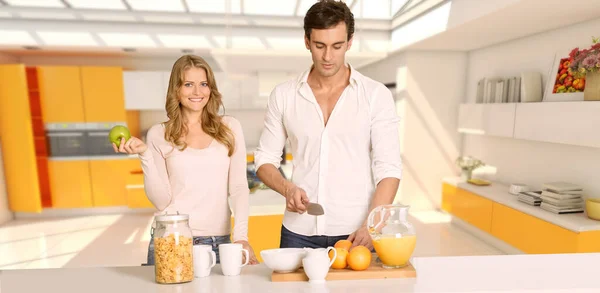 Giovane Coppia Prepairing Una Colazione Sana Moderno Interno Lusso — Foto Stock