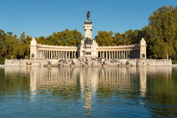 Madrid Retiro Parkındaki Alfonso Xii Anıtı Gölet — Stok fotoğraf