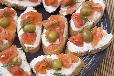 crostini ile krem peynir ve kırmızı FITH