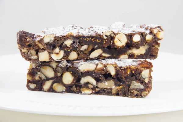 Deux Morceaux Gâteau Panforte Sur Une Assiette Blanche — Photo