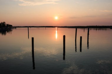 Gün batımında Bibione Gölü