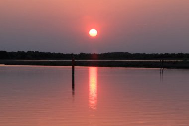 Gün batımında Bibione Gölü