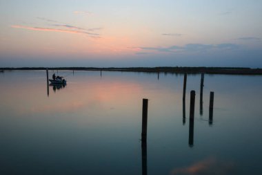 Gün batımında Bibione Gölü