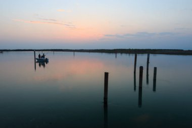 Gün batımında Bibione Gölü