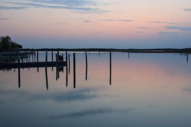 Gün batımında Bibione Gölü