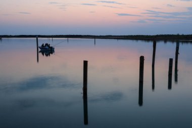 Gün batımında Bibione Gölü