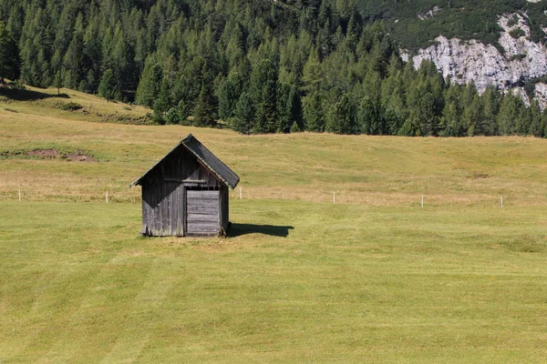 Prato Piazza Braies山谷的棚屋和牧场 — 图库照片