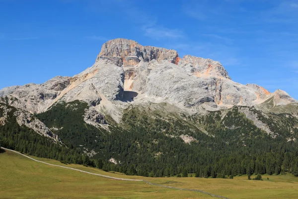 Vista Paisagem Dos Prados Verdes Montanhas Das Dolomitas Itália — Fotografia de Stock