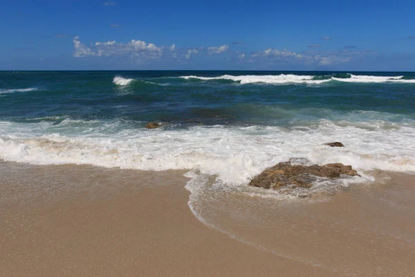Красивый Пляж Волнами Голубым Небом — стоковое фото