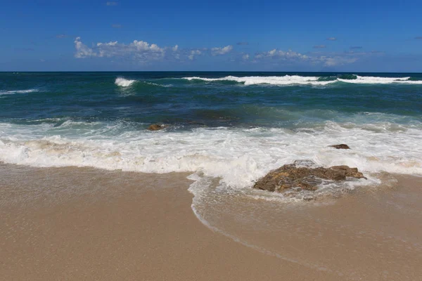 Vacker Strand Med Vågor Och Blå Himmel — Stockfoto