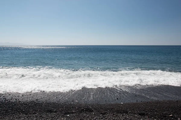 Costa Del Mar Con Olas Cielo Azul —  Fotos de Stock