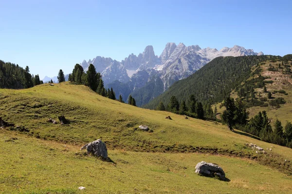Scenic View Mountains Pastures Prato Piazza Braies Valley — Fotografia de Stock