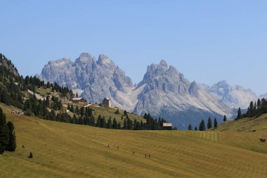 Prato Piazza 'daki dağların ve otlakların manzarası - Braies vadisi