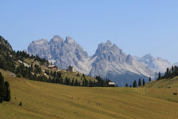 Vacker Utsikt Över Berg Och Betesmarker Prato Piazza Braies Dal — Stockfoto